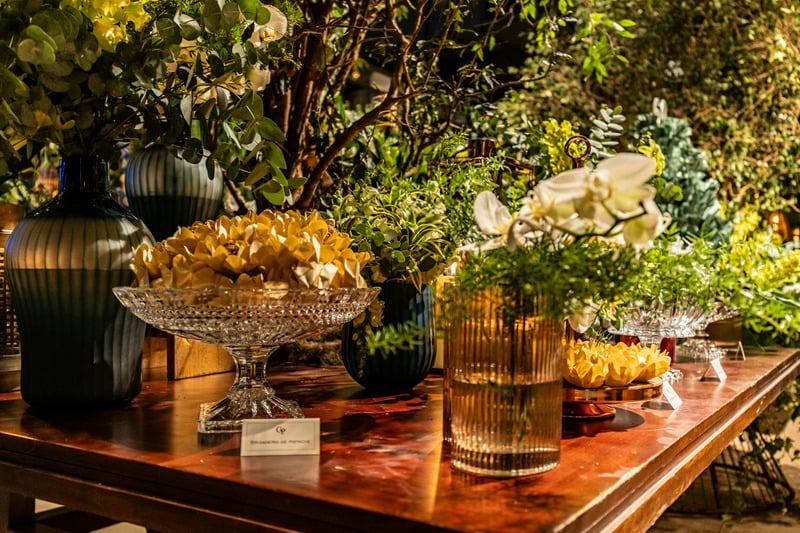 Bild von Tisch mit Blumenvasen