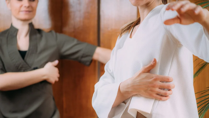 Person macht Bewegungsübung